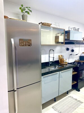 Refrigerador, microondas, horno, placa de cocina