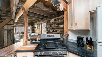 Fridge, oven, stovetop, coffee/tea maker