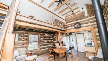 Cheminée, lecteur de DVD, livres