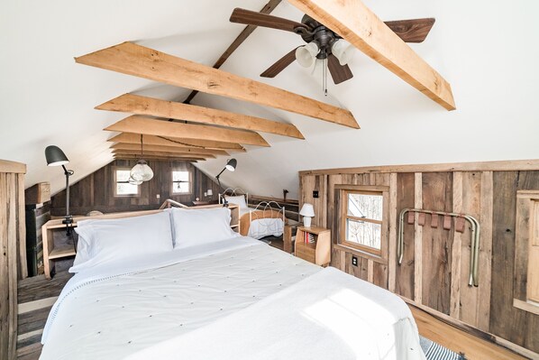 2 bedrooms, desk, WiFi, bed sheets