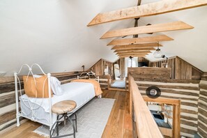 2 bedrooms, desk, WiFi, bed sheets