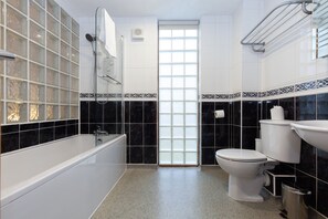 Kombination af bruser/badekar, gratis toiletartikler, hårtørrer