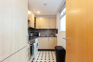 Frigorifero, forno, piano cottura, lavastoviglie