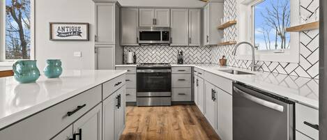 Kühlschrank, Mikrowelle, Ofen, Herdplatte