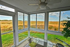 Interior - Enjoy your getaway in this lovely 2 bed/2 bath condo in the Bethany Bay Community! Excellent view! Pets Allowed! 9-Hole Golf! Seasonal Outdoor Pool! Beach Town! (Ocean View)