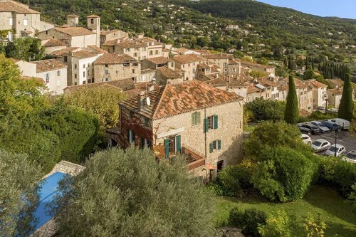 Authentic Provençal Bastide with private pool and garden in medieval town