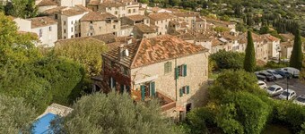 Authentic Provençal Bastide with private pool and garden in medieval town