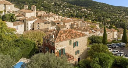 Authentic Provençal Bastide with private pool and garden in medieval town