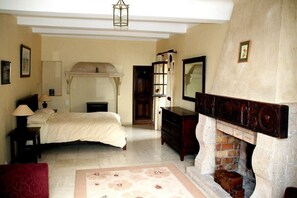 7 chambres, fer et planche à repasser, lit de bébé portatif
