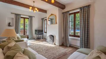 TV connectée, cheminée, lecteur de DVD, baby-foot