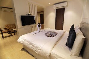 Design Room | Premium bedding, down comforters, memory foam beds, in-room safe - Hotel Mumbai House Express (Udaipur)