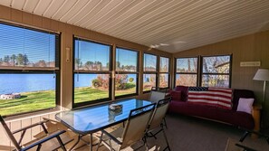 Interior - Lakeside Sunset on Lake Winnisquam! (Belmont)