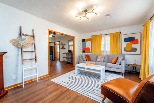 Convenient Mid Century  Sleeps 6 in Parsons, TN