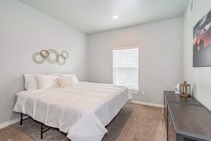 3 soverom, skrivebord, strykejern/-brett og reiseseng for barn