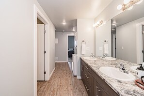 Dusj, hårføner, håndklær og toalettpapir