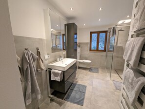 Douche, sèche-cheveux, serviettes fournies, savon