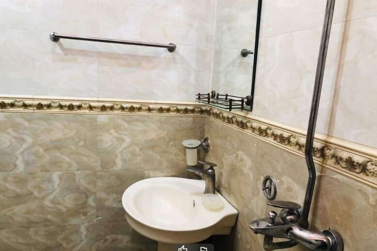 deluxe double room | bathroom | separate bathtub and shower, free toiletries, towels