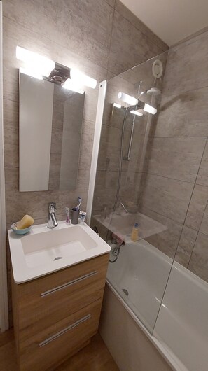 Combined shower/bathtub, hair dryer, towels, toilet paper - Very well located 2-room apartment, 15 minutes from the beach and shops (Cabourg)