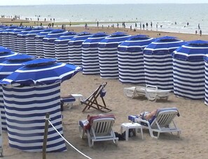 Plage, chaises longues