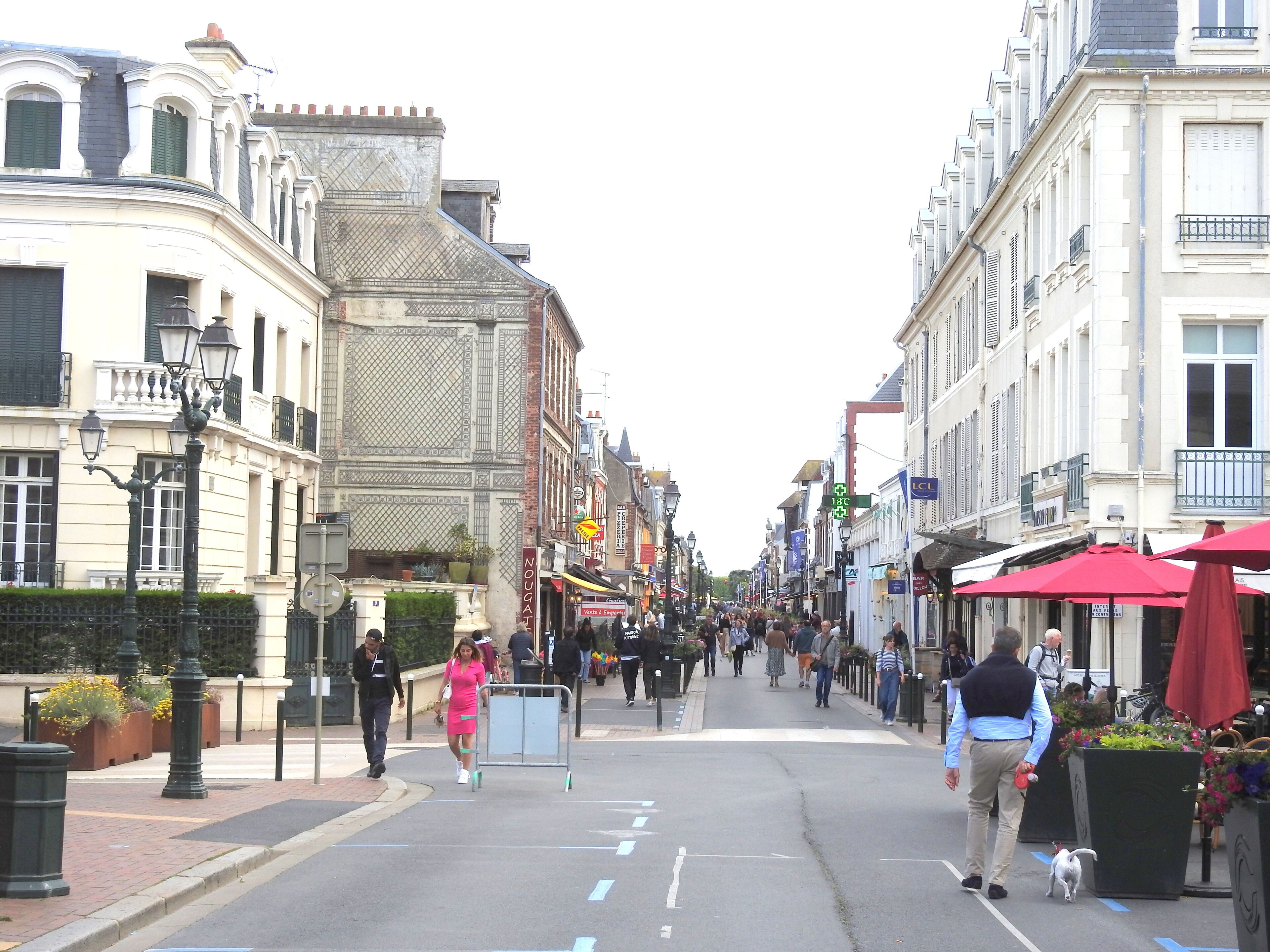 la rue commerçante de Cabourg