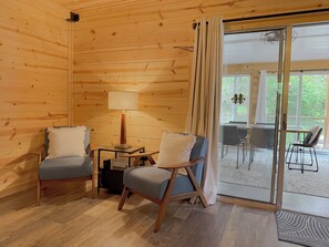 Smart-TV, Kamin, DVD-Player, Bücher