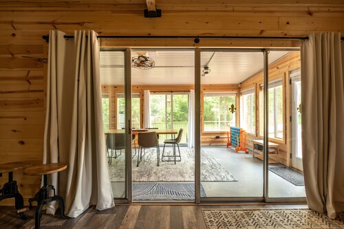 Cozy fireplace, indoor and outdoor games, records!