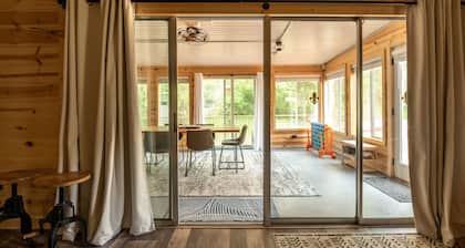 Cozy fireplace, indoor and outdoor games, records!