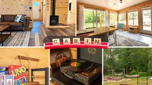 Ein Blockhaus-Interieur mit einer gemütlichen Wohnbereitschaft, einem Essbereich, einem Spielzimmer inklusive Scrabble und weiteren Spielen, einem Plattenspieler sowie einer Außenterrasse mit Hängematte und Feuerstelle.