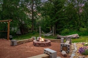 Property grounds - Cozy fireplace, indoor and outdoor games, records! (Lake Geneva)