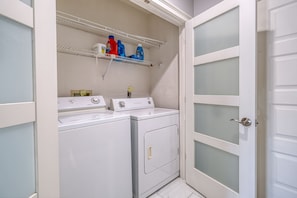 Interior - Beautiful 2 Bedroom/2 Bathroom condo!! Close to shopping and beaches!! (Largo)