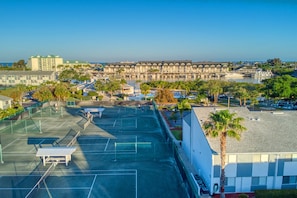 Sports court - Beautiful 2 Bedroom/2 Bathroom condo!! Close to shopping and beaches!! (Largo)