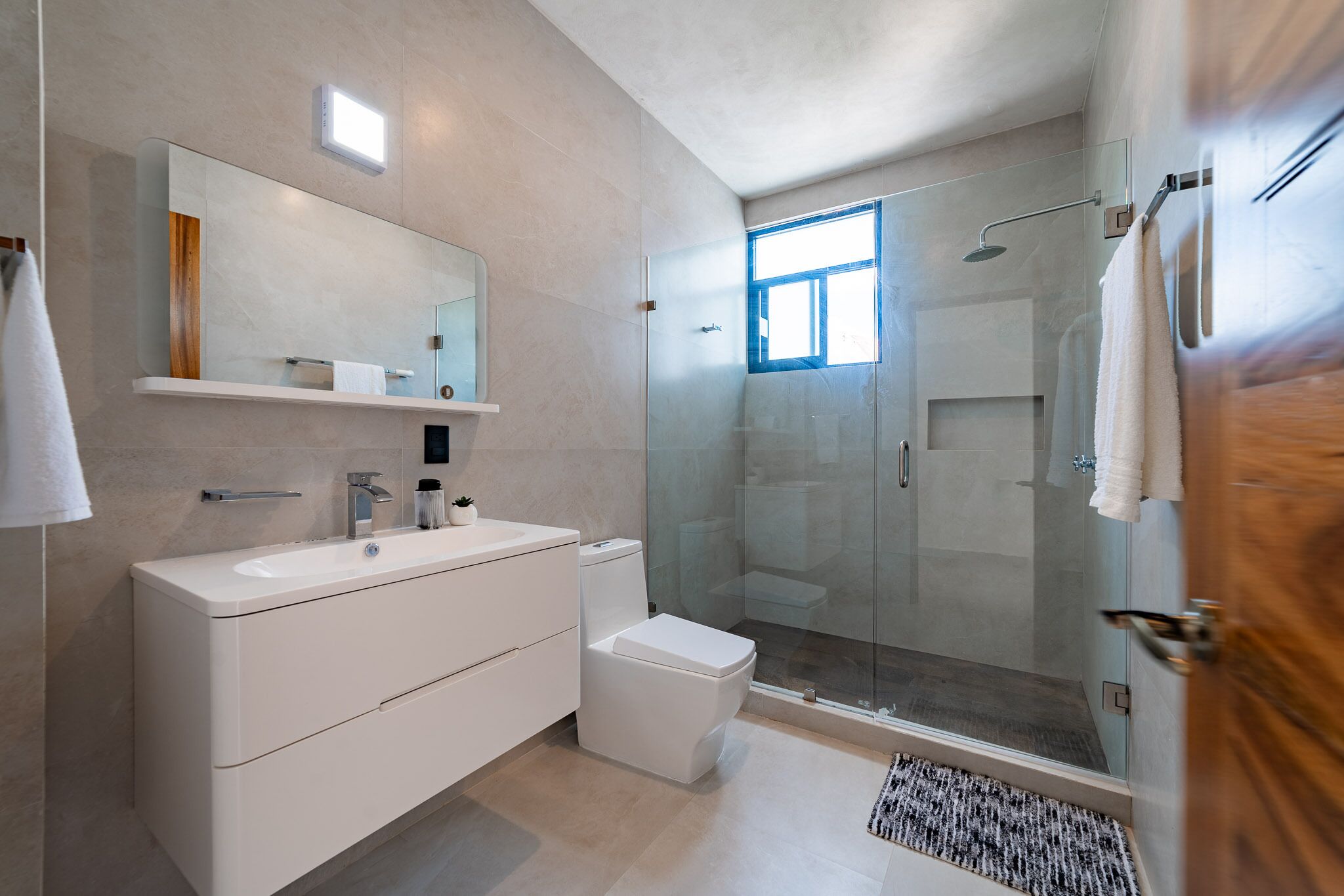 Douche, sèche-cheveux, serviettes fournies