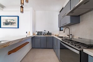 Réfrigérateur, four à micro-ondes, un four, surface de cuisson