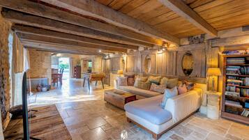 Smart-tv, tafelvoetbal en een tafeltennistafel