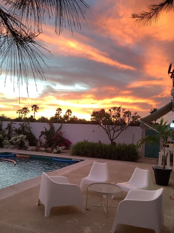 Una piscina al aire libre