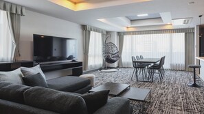 ألحفة محشوة بالريش ومكتب وستائر تعتيم وواي فاي مجانًا