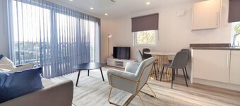 2BR Apartment near Ashford Town | Balcony & WiFi