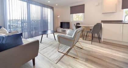 2BR Apartment near Ashford Town | Balcony & WiFi