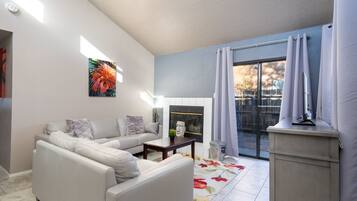 Hus - flera sängar - kök - utsikt mot trädgården (Casa Escondido) | Vardagsrum | 40-tums tv med digitalkanaler