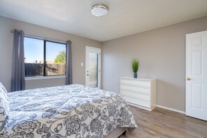 3 عدّة غرف نوم وو�اي فاي مجانًا وملاءات أسرّة