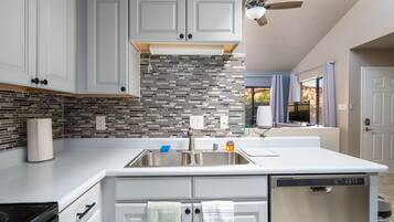 Hus - flera sängar - kök - utsikt mot trädgården (Casa Escondido) | Eget kök | Kylskåp, mikrovågsugn, ugn och spishäll