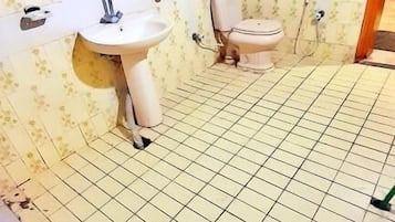 豪華雙人房 | 浴室 | 淋浴設備、免費梳洗用品、提供毛巾