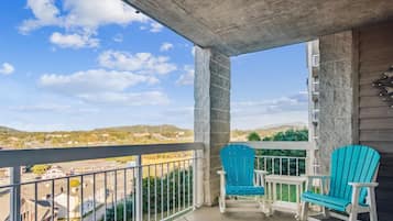 Condo (3 Bedrooms) | Front of property
