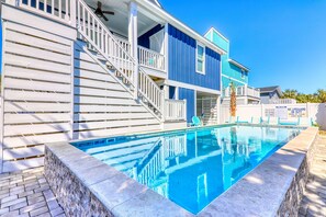 Una piscina al aire libre, una piscina climatizada