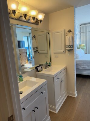 2 bedrooms, in-room safe, travel cot, free WiFi - Brand new 2 bed + 2 bath Boardwalk retreat, perfect for small families. (Panama City Beach)