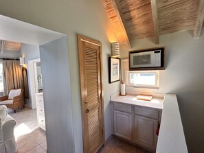 Une cuisine moderne avec des meubles en bois, un four à micro-ondes et une fenêtre.