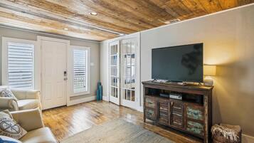 House (3 Bedrooms) | Property amenity