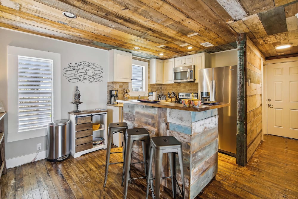 The Wooden Fin by Ryson Vacation Rentals - Sea Isle, TX