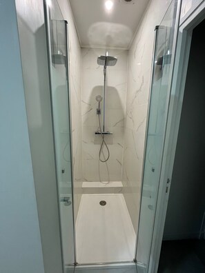 Douche, séchoir à cheveux, serviettes fournies