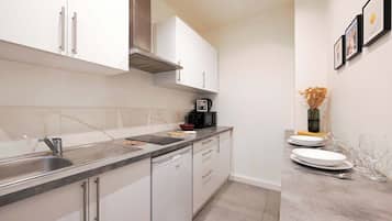 Refrigerador, microondas, parrilla de estufa y cafetera y tetera